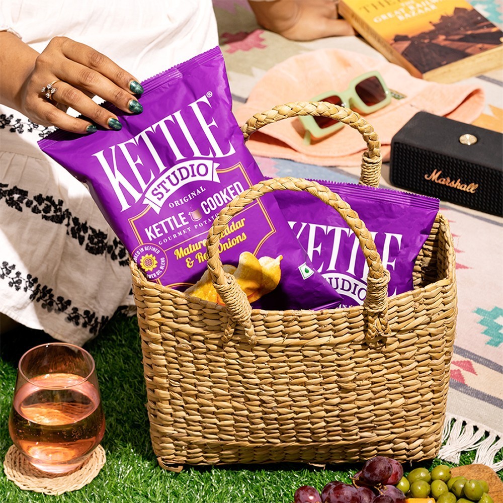 Kettle Studio Mature Cheddar & Red Onions Potato Chips
